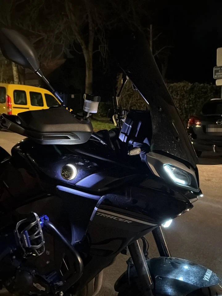 Logo Yamaha éclairé par une LED sur un Yamaha Tracer 900